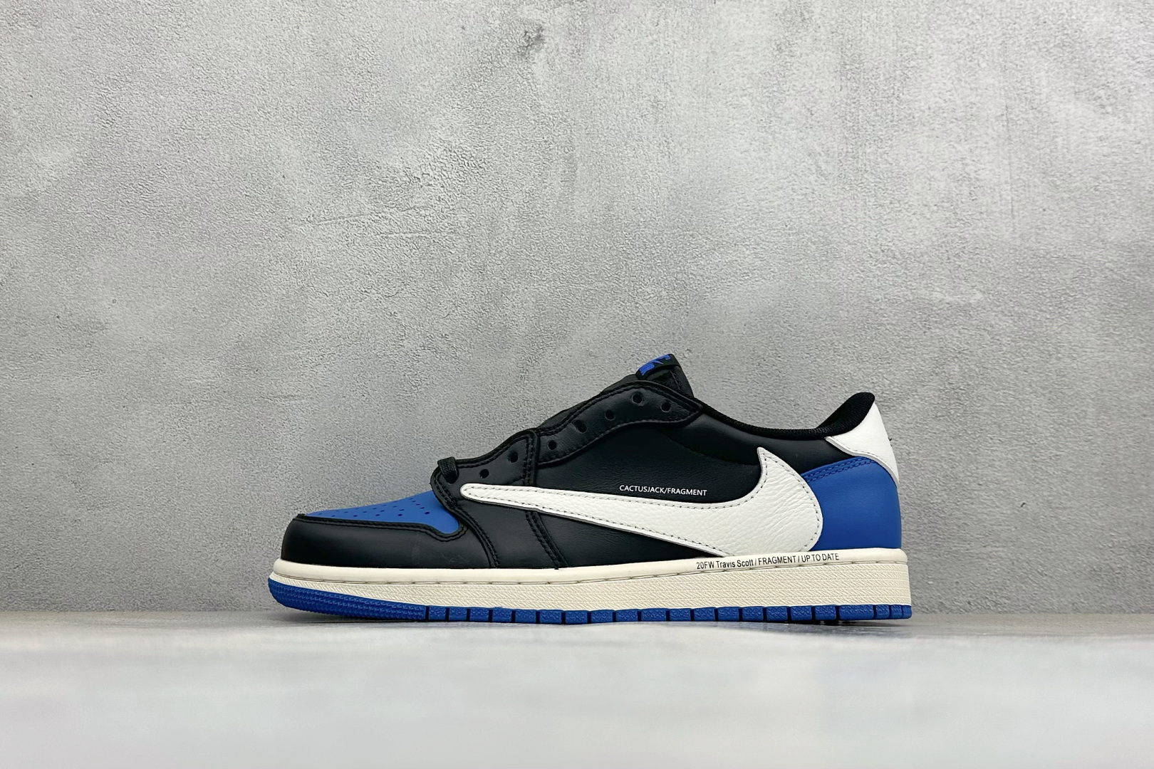 NO:887837,Local terminal stores the F version of Fragment x TS x Air Jordan 1 Low three-party co-branded low-top barb sneakers. They are the only ones comparable to the original version. There is no rival in the same price range. The new three-party co-branded low-top barb upper continues the black toe design and is embellished with Travis Scott's iconic logo to complete the design style of Fragment Design. The left and right feet are decorated with Travis Scott faces and Jordan wings respectively, highlighting the luxurious style of the three-party co-branding.  Official item number DM7866-014, size 36-47.5, code 34,19860909本地 终端放店 F版Fragment x TS x Air Jordan 1 Low 三方联名低帮倒钩板鞋 唯一可媲美原版 同价位区间无对手 全新的三方联名低帮倒钩鞋面延续了黑脚趾设计 点缀上Travis Scott 标志性的Logo 完善极具Fragment Design的设计风格 左右脚分别以Travis Scott鬼脸和乔丹飞翼加以修饰彰显出三方联名的奢华格调 官方货号DM7866-014 尺码36-47.5 编码34,,Men's shoes