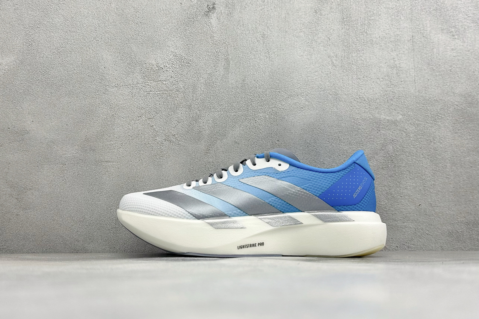 🌾 RS版Adidas Adizero Evo SL 阿迪超轻透气缓震跑鞋整体外观造型与adiZero 