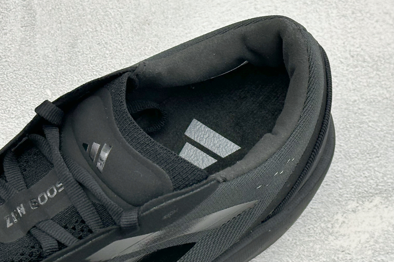 🌾 TF版AD ADIDAS  ZENBOOST 轻盈透气耐磨 织物低帮跑步鞋货号：HQ9530尺码：3