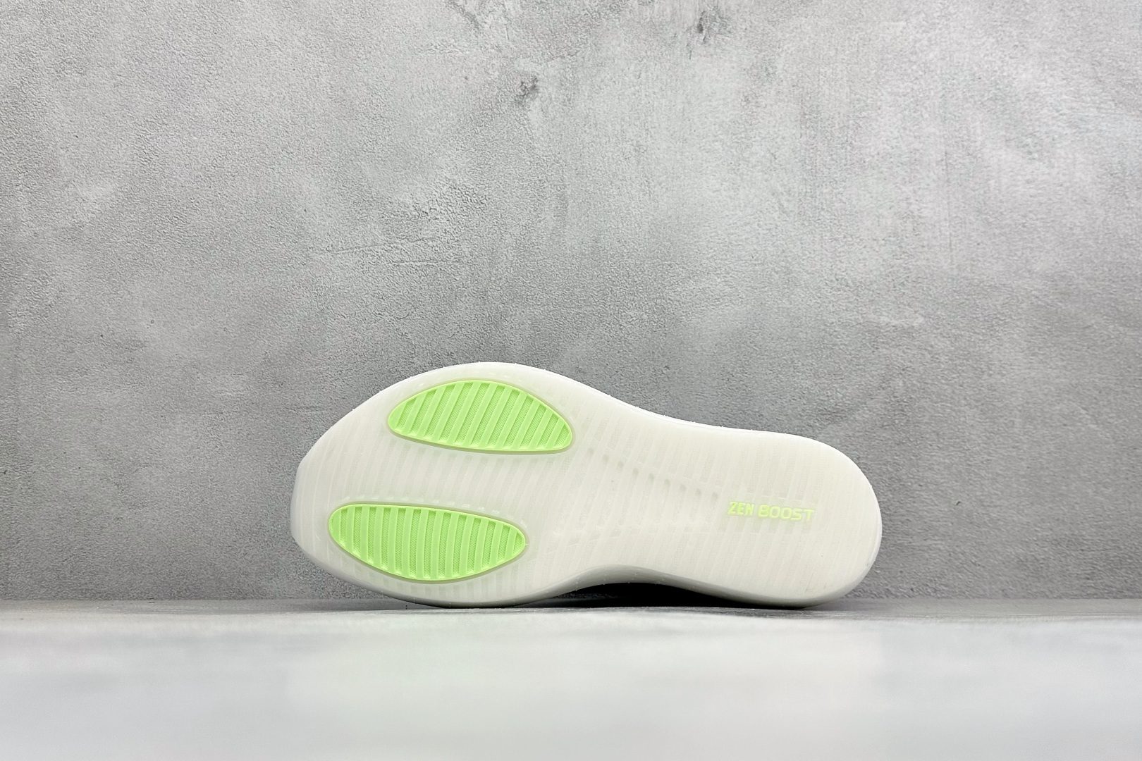 🌾 TF版AD ADIDAS  ZENBOOST 轻盈透气耐磨 织物低帮跑步鞋货号：IH9493尺码：3