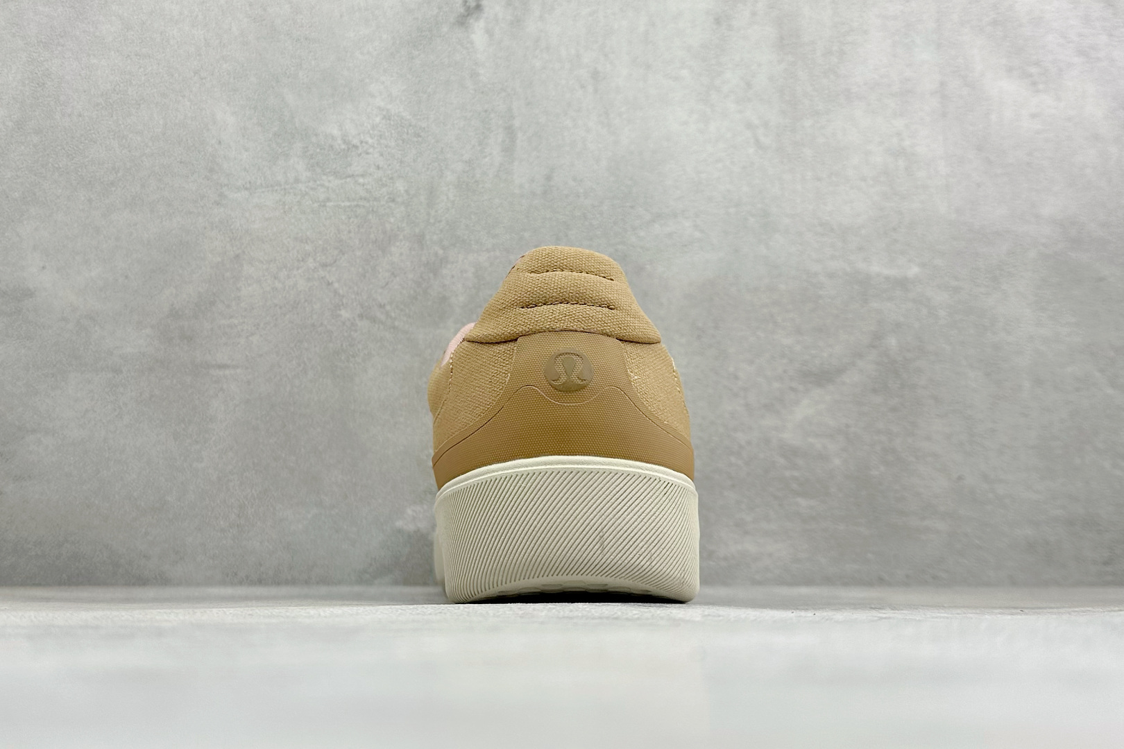 C版lululemon露露乐蒙 Cityverse 简约百搭 减震耐磨低帮板鞋将运动科技融入了德训鞋的外