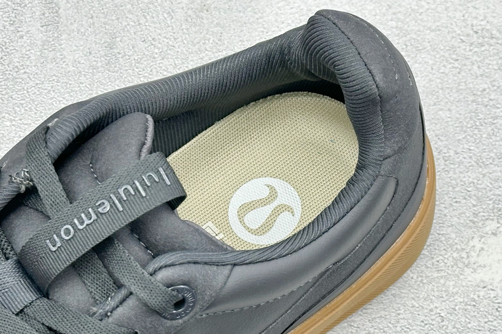 C版lululemon露露乐蒙 Cityverse 简约百搭 减震耐磨低帮板鞋将运动科技融入了德训鞋的外