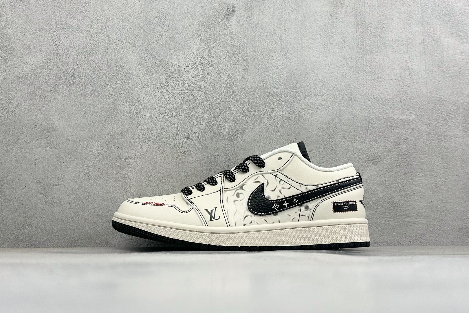 NO:898180,AIR JORDAN is the first choice for high-end fashion shoes in local stores.  1. The main color is off-white with exquisite dark pattern printing, and the black Swoosh is embellished with star details. The LV logo and cloth label on the side are fully decorated, and the thick woven shoelaces add a retro atmosphere. The high-quality leather upper is soft and durable, with neat and solid wiring. The off-white midsole is paired with a black non-slip rubber outsole, which feels soft and breathable. It can be easily used for daily commuting and street wear. It is versatile and durable and has a light luxury style. It is a must-have item for fashionistas.  Item No. CW6688111 Size36 36.5 37.5 38 38.5 39 40 40.5 41 42 42.5 43 44 44.5 45 Coding 37,,louis vuitton,stuart weitzman19860909本地 放店私 高级潮履出圈首选AIR JORDAN 1,米白主调搭配精致暗纹印花,黑色Swoosh点缀星标细节,侧边LV标识与布标装饰匠心满满,粗织鞋带增加复古氛围感.优质皮革鞋面柔软耐穿,走线工整扎实,米白中底搭配黑色防滑橡胶外底,脚感软糯透气.日常通勤、街头穿搭都能轻松驾驭,百搭耐看自带轻奢格调,潮流达人必入单品. 货号CW6688111 Size36 36.5 37.5 38 38.5 39 40 40.5 41 42 42.5 43 44 44.5 45 编码37,,louis vuitton,stuart weitzman,Men's shoes