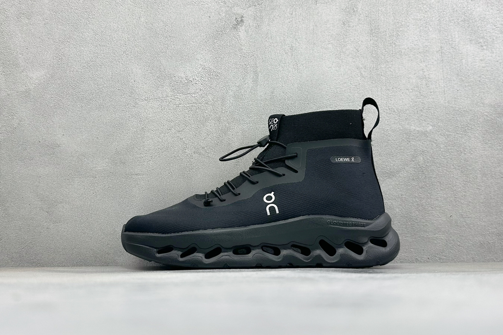 NO:898671,Local store private Onangpao Cloudtilt Hi LOEWE outdoor lightweight high-top lightweight travel shoes. Original data development paper last type adopts ergonomic ultra-thin breathable mesh fabric upper material equipped with hidden speed mid-plate hollow CloudTec technology foam cushioning (4.cm cm) thickened midsole with external wear-resistant anti-slip rubber bottom sheet!  The new favorite of fashion sports with black technology 'running' out of the circle. Item No. 3MG10830485 Size 36-47 Code 29,,loewe19860909本地 放店私 On昂跑Cloudtilt Hi LOEWE 户外轻便高帮轻量旅游鞋 原数据开发纸版楦型采用人体工程超薄透气网织物鞋面材质搭载隐藏速度中板镂空CloudTec科技泡棉缓震(4.cm厘米)加厚中底外置耐磨防滑橡胶底片！黑科技“跑”出圈的时尚运动新宠. 货号3MG10830485 尺码36-47 编码29,,loewe,Men's shoes