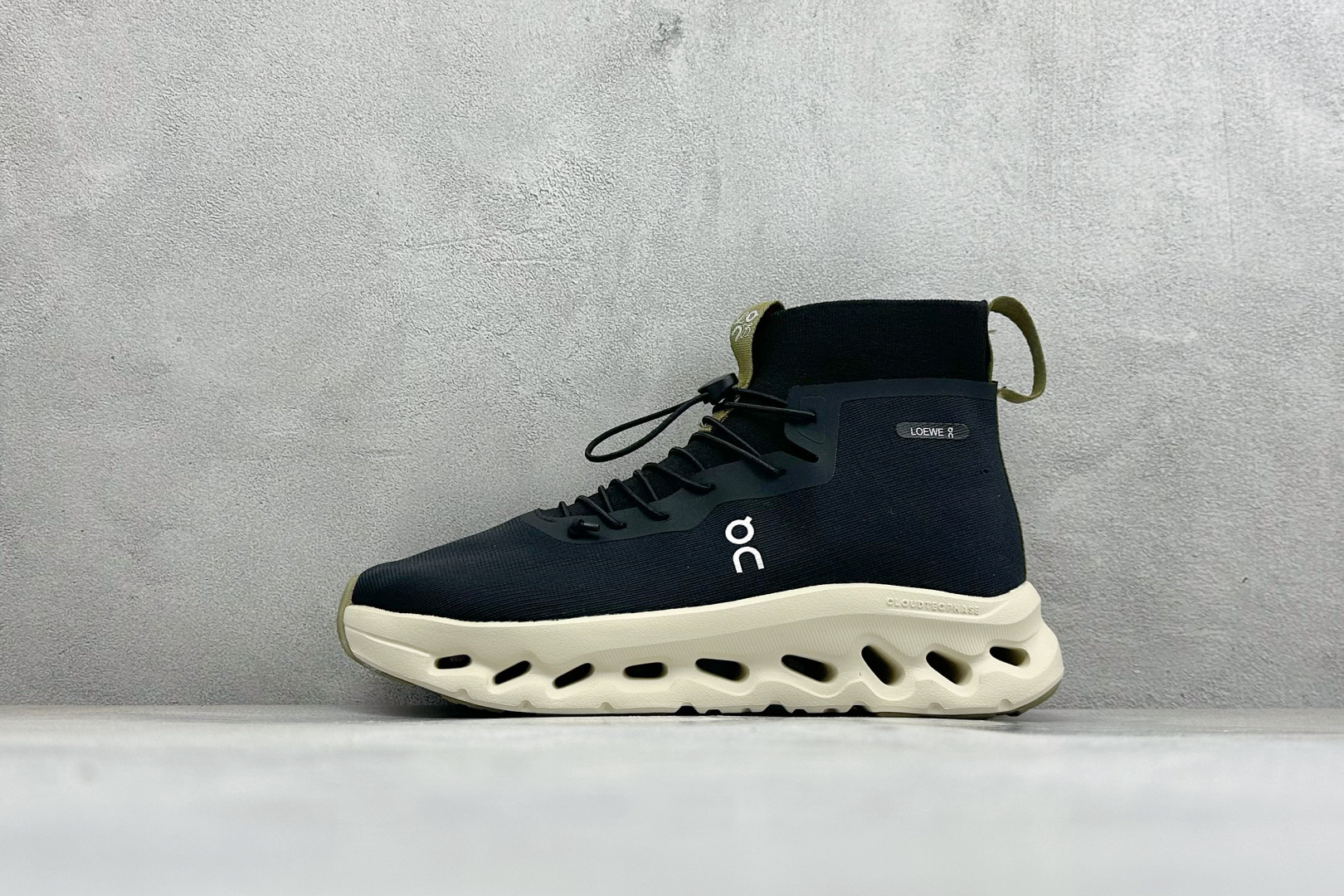 NO:898678,Local store private Onangpao Cloudtilt Hi LOEWE outdoor lightweight high-top lightweight travel shoes. Original data development paper last type adopts ergonomic ultra-thin breathable mesh fabric upper material equipped with hidden speed mid-plate hollow CloudTec technology foam cushioning (4.cm cm) thickened midsole with external wear-resistant anti-slip rubber bottom sheet!  The new favorite of fashion sports with black technology 'running' out of the circle. Item No. 3MG10835483 Size 36-47 Code 29,,loewe19860909本地 放店私 On昂跑Cloudtilt Hi LOEWE 户外轻便高帮轻量旅游鞋 原数据开发纸版楦型采用人体工程超薄透气网织物鞋面材质搭载隐藏速度中板镂空CloudTec科技泡棉缓震(4.cm厘米)加厚中底外置耐磨防滑橡胶底片！黑科技“跑”出圈的时尚运动新宠. 货号3MG10835483 尺码36-47 编码29,,loewe,Men's shoes