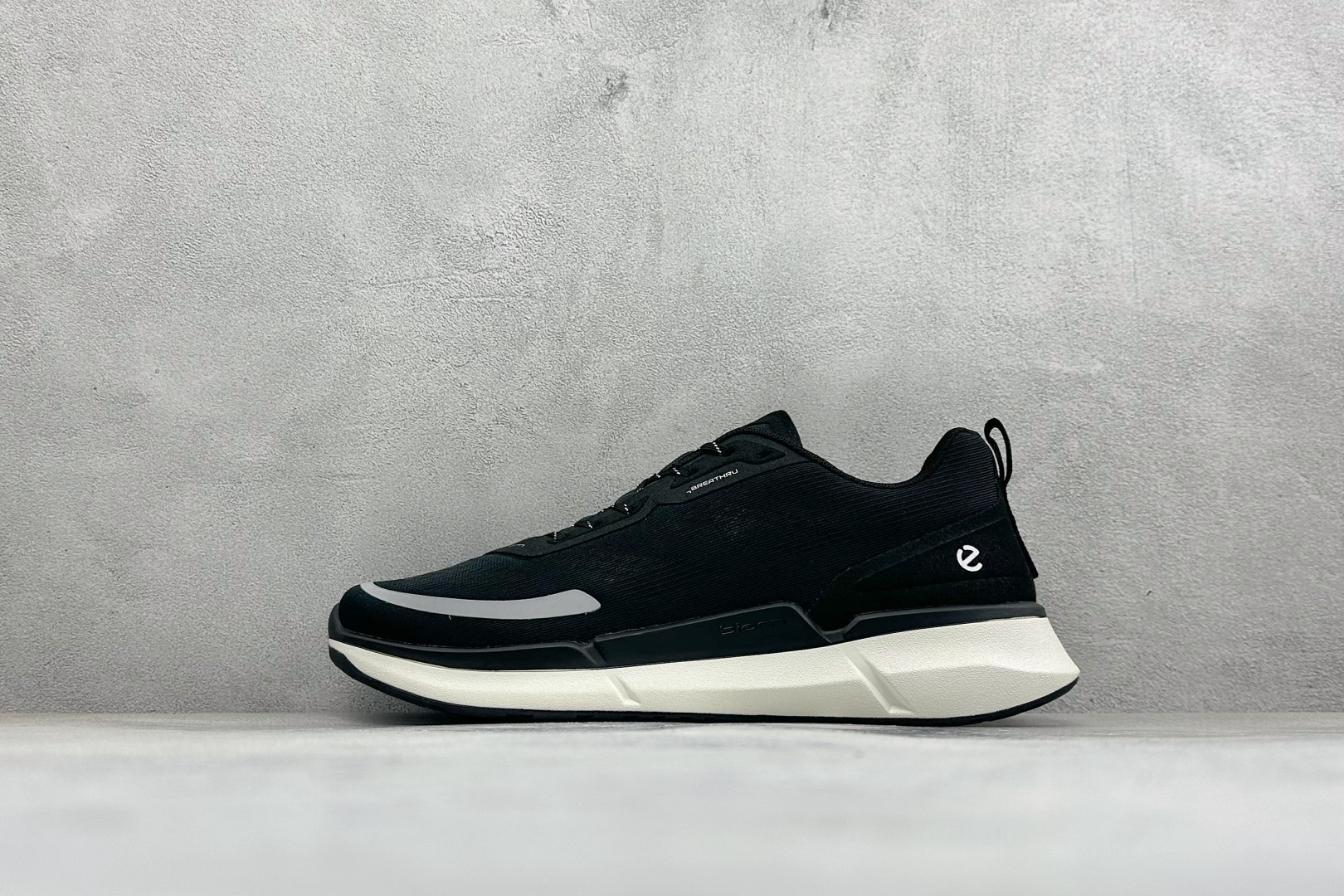 NO:898176,Local store private ECCO leisure sports shoes men's breathable running shoes Jianbu BIOM2.1 off-road Guangdong pure original version The upper is made of GORE-TEX waterproof film lining to provide breathability and waterproofing. The inside of the shoe is breathable and prevents external water from entering. It is comfortable to wear. Natural rhythm technology shoe last is ergonomic and brings an almost barefoot sports experience. PHORENE is light and rebound to provide excellent energy rebound and cushioning experience.  Retains elasticity and softness even in low-temperature environments. EPR+ high-performance rubber outsole. Innovative cleats. Provide stable grip. Provide strong support and protection for complex terrain environments. Comfortable grip. Free to go wild. Official article number: 830754 Size 39-44 Code 36, rene caovilla, sneakers19860909本地 放店私 ECCO爱步休闲运动鞋男透气跑步鞋 健步BIOM2.1越野 广东纯原版本 鞋面采用GORE-TEX防水薄膜内衬 提供透气性与防水性 鞋内透气 防外水进入 穿着舒适 自然律动科技鞋楦 符合人体工学 带来近乎裸足的运动体验 PHORENE轻盈回弹 提供出色能量回弹和缓震体验 即使在低温环境下依然保持弹力和柔软度 EPR+高性能橡胶大底 创新防滑钉 提供稳健抓地力 为复杂地形环境提供有力支撑保护 舒适抓地 自在向野 官方货号: 830754 尺码39-44 编码36,,rene caovilla,sneakers,Men's shoes