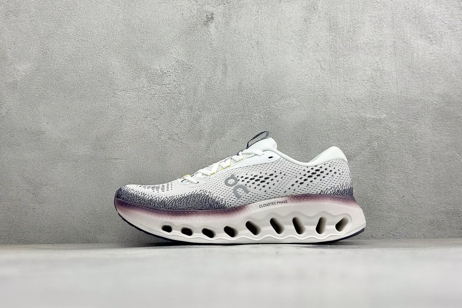 NO:898665,Local terminal store HF version of On Cloudtilt low-top comfortable and versatile sports running shoes. The hollow midsole outlines the pioneering design, and the lightweight upper supports free walking. The geometric shape of the side of the shoe with the 'On' logo and the wavy hollows on the sole are the most recognizable parts. CloudTil uses a dual-density CloudTecL Phasej midsole. The lower layer is shock-absorbing and the upper layer is stable. It is suitable for daily jogging and commuting. It is a comfortable and supportive multi-functional cushioning running shoe.  Size 36-45 Code 28,19860909本地 终端放店 HF版On Cloudtilt 昂跑 低帮舒适百搭运动跑步鞋 以镂空中底勾勒先锋设计,轻量鞋面承载自在步履；鞋侧几何形状并带有”On“标和鞋底的波浪镂空,是最有辨识度的地方；CloudTil采用双密度CloudTecL Phasej中底,下层吸震上层稳定,适合日常慢跑和通勤,舒适支撑型多功能缓震跑鞋. 尺码36-45 编码28,,Men's shoes