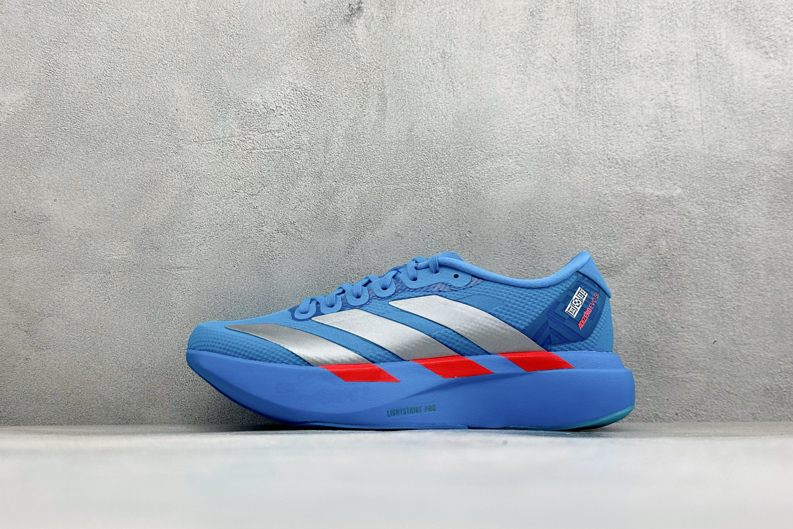 RS版Adidas Adizero Evo SL 阿迪超轻透气缓震跑鞋整体外观造型与adiZero Ad