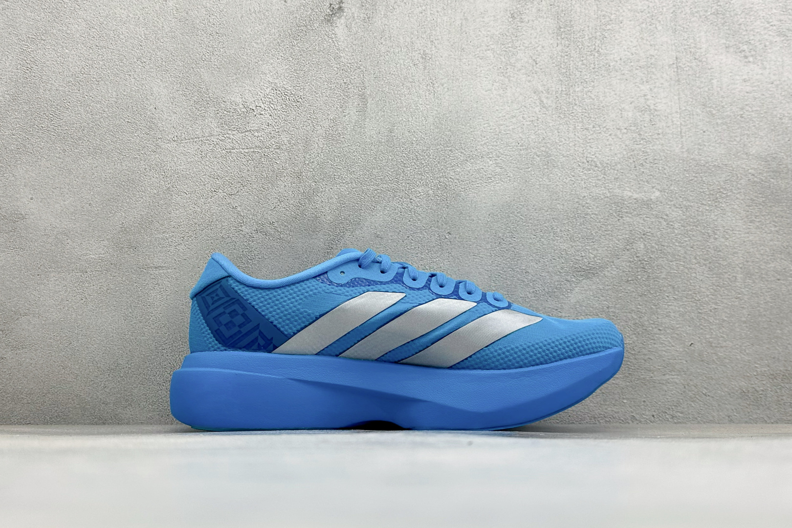 RS版Adidas Adizero Evo SL 阿迪超轻透气缓震跑鞋整体外观造型与adiZero Ad RS版Adidas Adizero Evo SL 阿迪超轻透气缓震跑鞋整体外观造型与adiZero Ad
