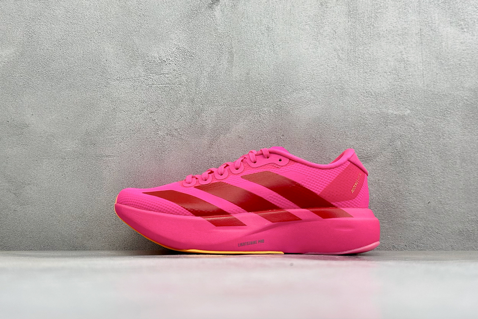 RS版Adidas Adizero Evo SL 阿迪超轻透气缓震跑鞋整体外观造型与adiZero Ad
