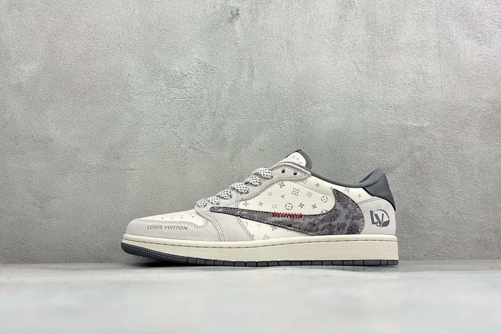 NO:930634,Local, private store, printed luxury fashion, versatile shoes, AIR JORDAN  1. This pair of low-cut barbs combines LV’s classic presbyopia all-over print design. The off-white gray tone is soft and high-end. The brand star print is all over the shoe body to make it more recognizable. The gradient ink barbs are matched with red stitching details for a sense of refinement. The LV logo on the side of the shoe and the toe print add a double sense of luxury. The thickened milky white midsole.  The sole feels soft and cushioning, the braided twist shoelaces have outstanding texture, the dark gray heel and non-slip rubber outsole are wear-resistant and durable, making it easy to control for daily commuting and street wear. It has a full retro atmosphere, and the same style for men and women can be worn regardless of style. The trendy atmosphere is instantly full on the foot, and the appearance and comfort are both online.  Item No. CW6688-120 Size36 36.5 37.5 38 38.5 39 40 40.5 41 42 42.5 43 44 44.5 45 Coding 37,,louis vuitton19860909本地 放店私 满印奢潮 百搭神鞋 AIR JORDAN 1,这双低帮倒钩融合LV经典老花满印设计,米白灰调温柔高级,鞋身遍布品牌星纹印花辨识度拉满,渐变水墨倒钩搭配红色车线细节精致感直接拉满,鞋侧LV标识与鞋头印花双重奢感加持,加厚奶白中底脚感软糯缓震,编织麻花鞋带质感出众,深灰后跟与防滑橡胶外底耐磨耐看,日常通勤、街头穿搭都能轻松驾驭,复古氛围感拉满,男女同款不挑穿搭风格,上脚潮流氛围感瞬间拉满,颜值与舒适度双在线. 货号CW6688-120 Size36 36.5 37.5 38 38.5 39 40 40.5 41 42 42.5 43 44 44.5 45 编码37,,louis vuitton,Men's shoes