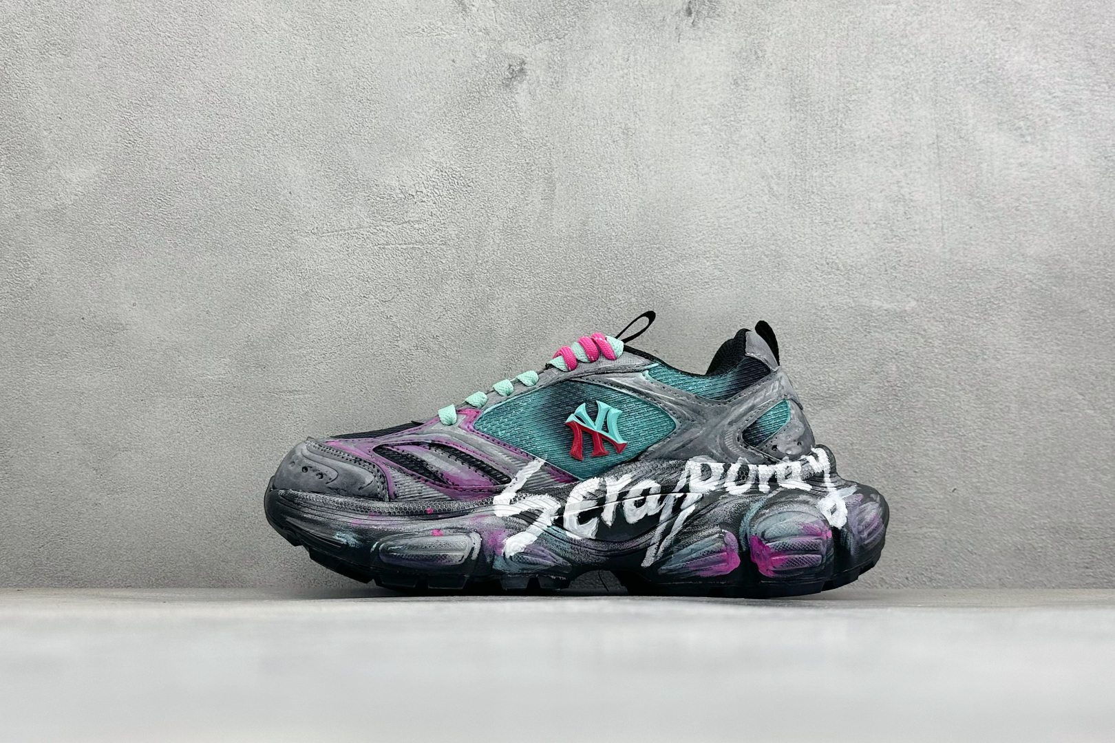NO:930624,Local store-owned MLB NY printed Internet celebrity dad running shoes, hand-made custom graffiti prank, 6cm height increase, original factory file data development, imported nano-material, original full set of handbags, original box with laser anti-counterfeiting label packaging, item number 3ASHW015N, size 36-45 with half size, code 48,19860909本地 放店私 MLB NY 印花网红老爹跑鞋 手工定定制涂鸦恶作剧 内增高6cm 原厂原档案数据开发 进口纳米材质 原厂全套手提袋 原盒雷射防伪标包装 货号3ASHW015N 尺码36-45带半码 编码48,,Men's shoes
