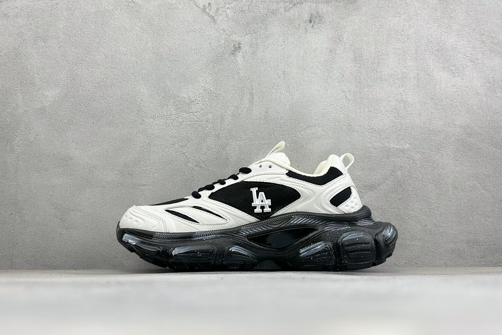 NO:930654,Local store-owned MLB NY printed Internet celebrity dad running shoes, hand-made custom graffiti prank, 6cm height increase, original factory file data development, imported nano-material, original full set of handbags, original box with laser anti-counterfeiting label packaging, item number 3ASHW015N, size 36-45 with half size, code 48,19860909本地 放店私 MLB NY 印花网红老爹跑鞋 手工定定制涂鸦恶作剧 内增高6cm 原厂原档案数据开发 进口纳米材质 原厂全套手提袋 原盒雷射防伪标包装 货号3ASHW015N 尺码36-45带半码 编码48,,Men's shoes