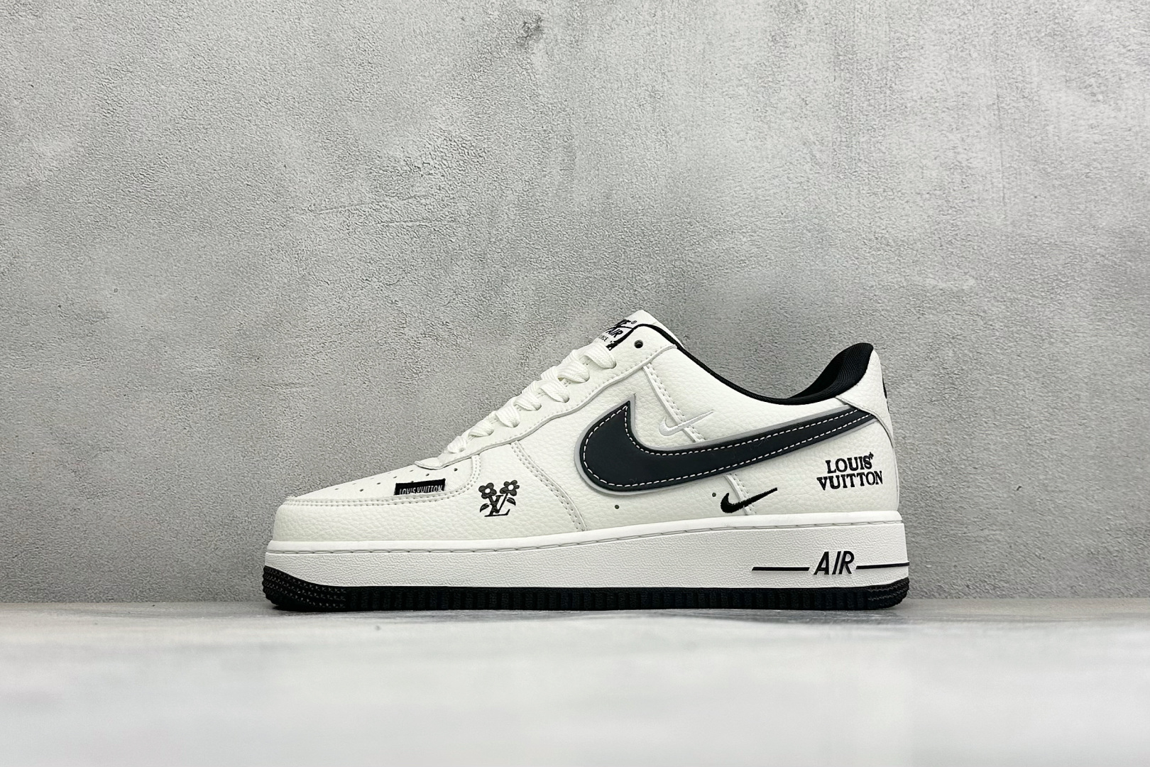 轻奢印花黑白潮鞋 AIR FORCE 1，米白皮革鞋身搭配黑色包边双Swoosh设计层次感十足，鞋侧花卉