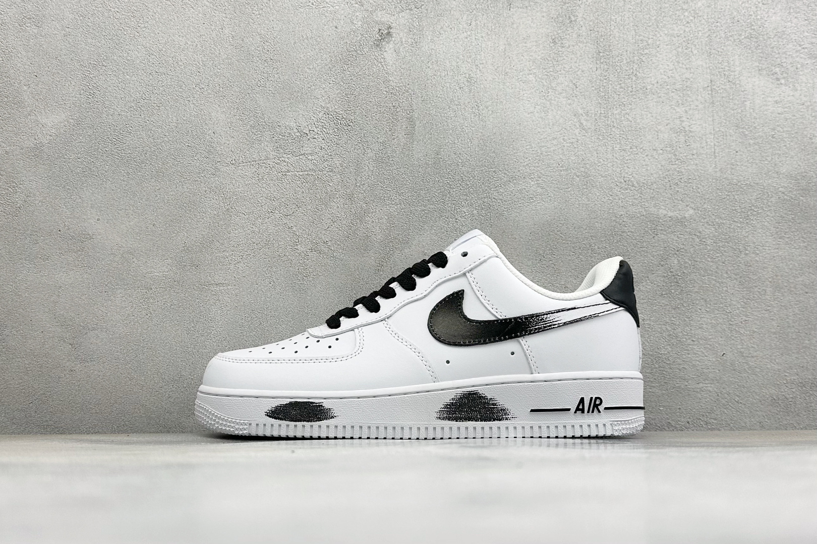 黑白泼墨潮流百搭 AIR FORCE 1，经典白黑撞色搭配刷漆渐变Swoosh极具街头艺术感，鞋身平滑皮