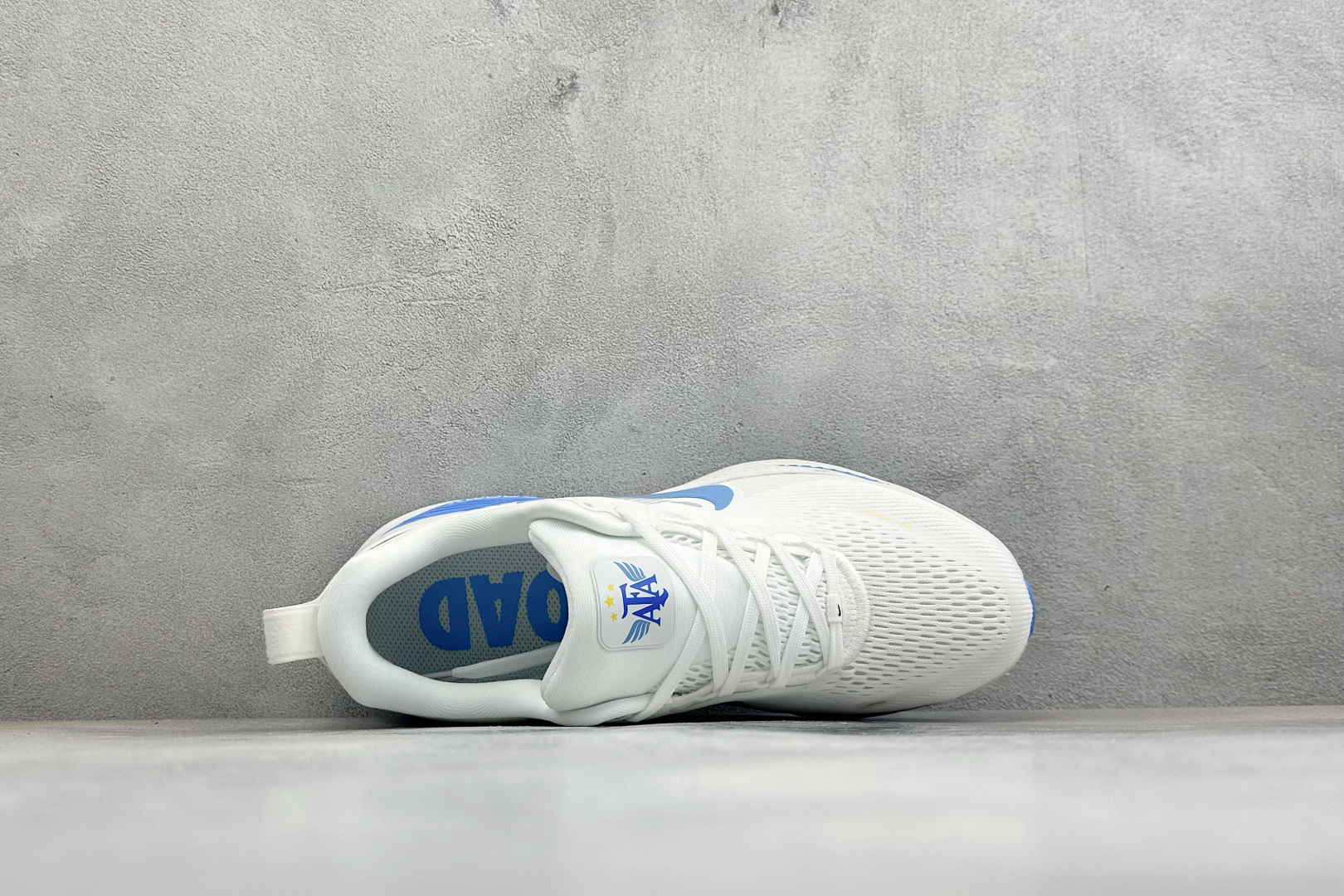Nike Vomero 18 登月减震回弹 织物材质 耐磨防滑舒适跑步鞋货号：DM6868-001尺码：