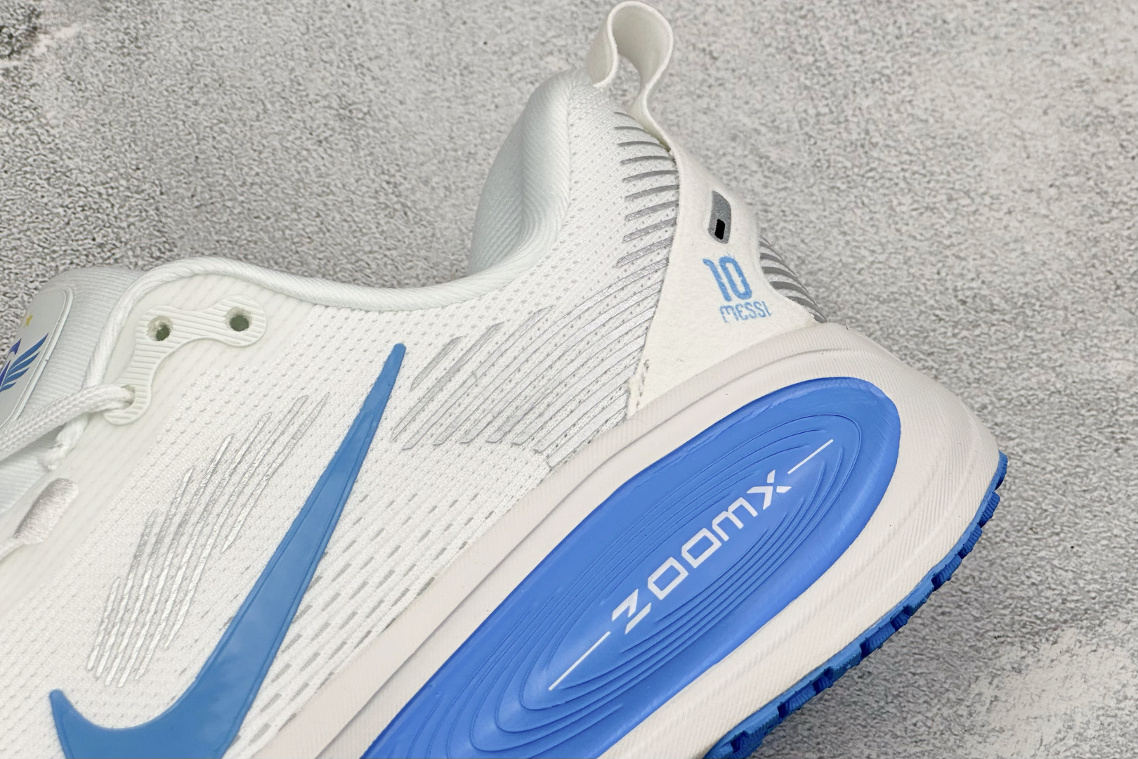Nike Vomero 18 登月减震回弹 织物材质 耐磨防滑舒适跑步鞋货号：DM6868-001尺码：