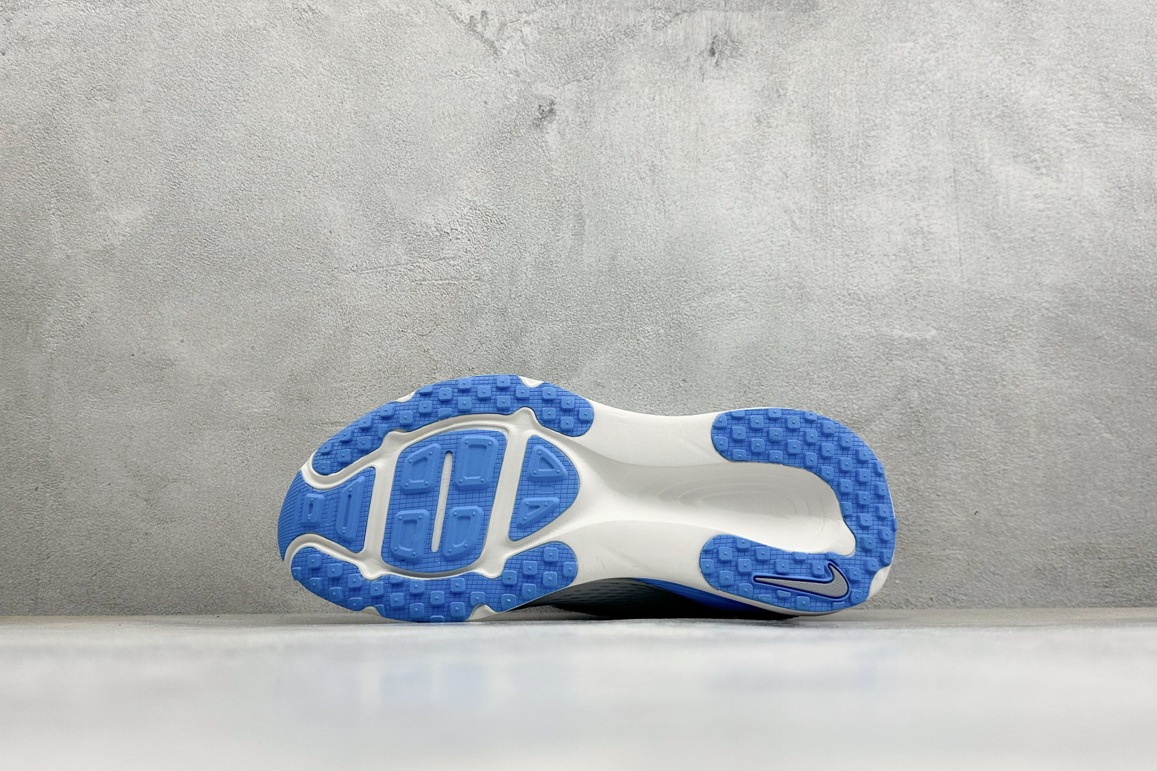 Nike Vomero 18 登月减震回弹 织物材质 耐磨防滑舒适跑步鞋货号：DM6868-001尺码：