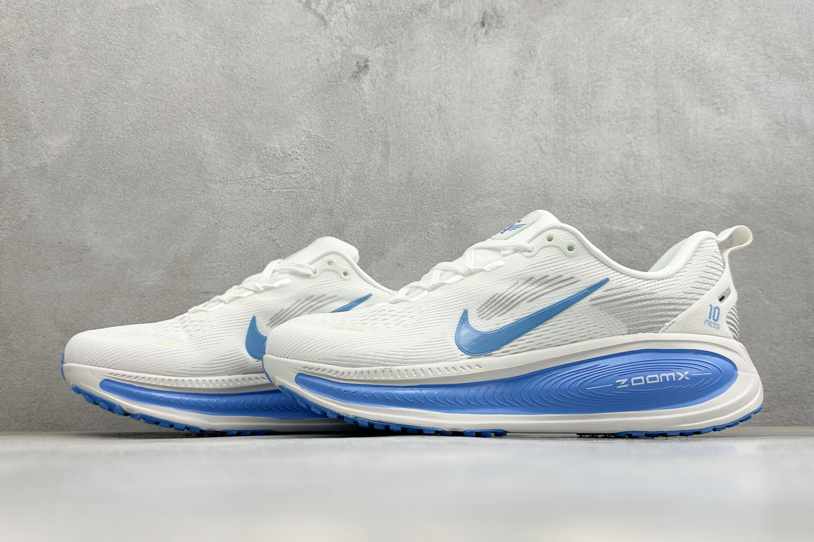 Nike Vomero 18 登月减震回弹 织物材质 耐磨防滑舒适跑步鞋货号：DM6868-001尺码：