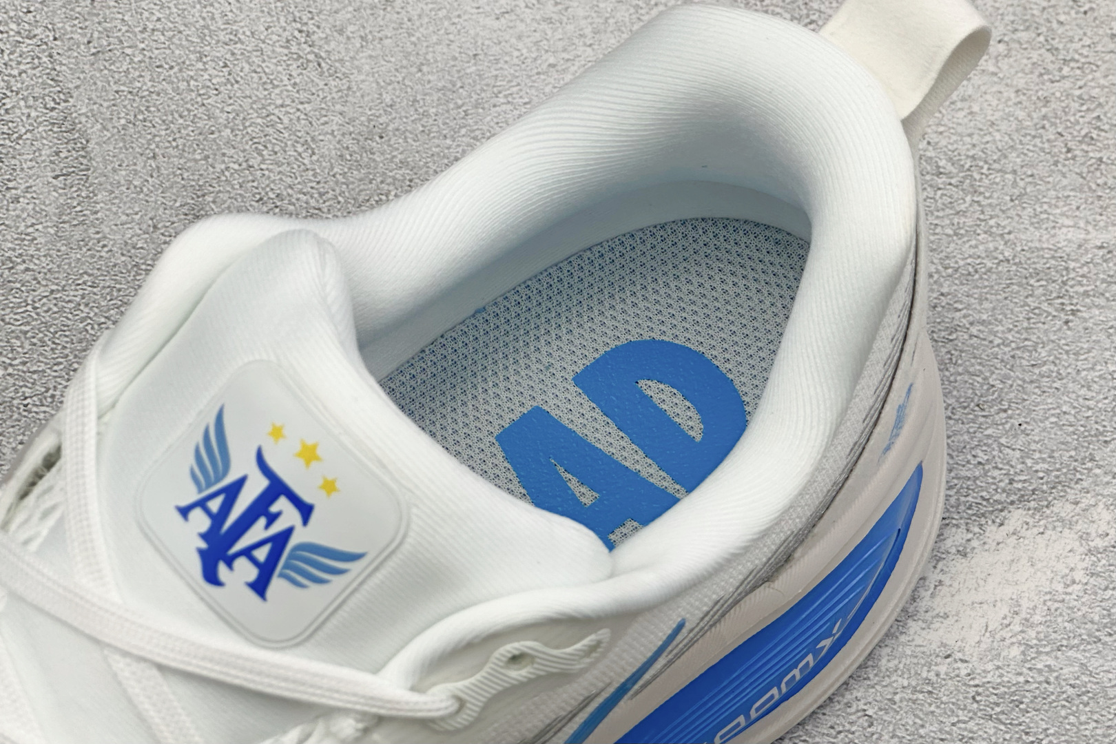 Nike Vomero 18 登月减震回弹 织物材质 耐磨防滑舒适跑步鞋货号：DM6868-001尺码：