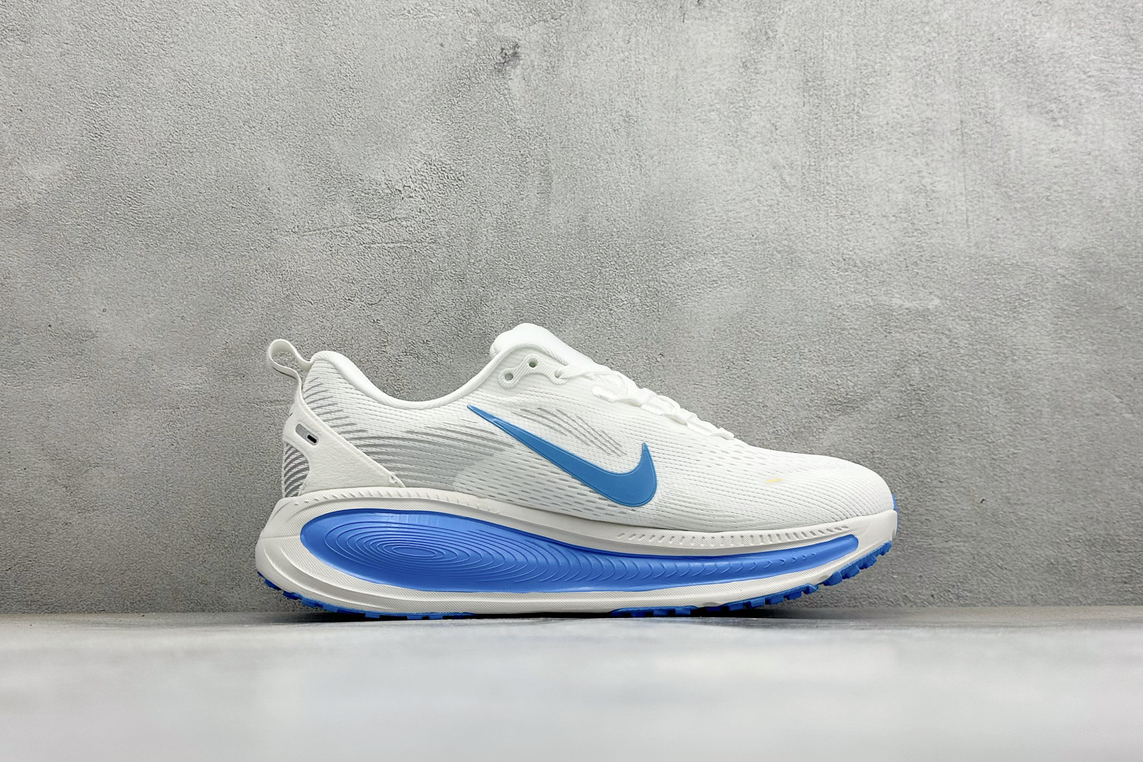 Nike Vomero 18 登月减震回弹 织物材质 耐磨防滑舒适跑步鞋货号：DM6868-001尺码：