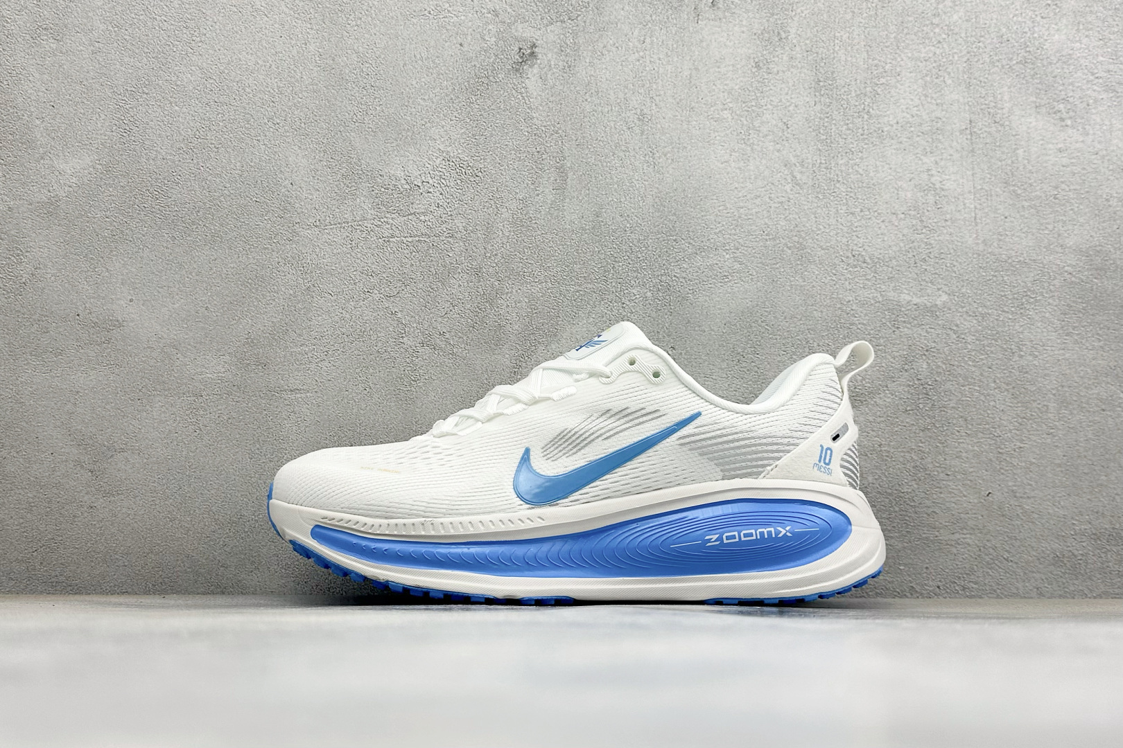 Nike Vomero 18 登月减震回弹 织物材质 耐磨防滑舒适跑步鞋货号：DM6868-001尺码：