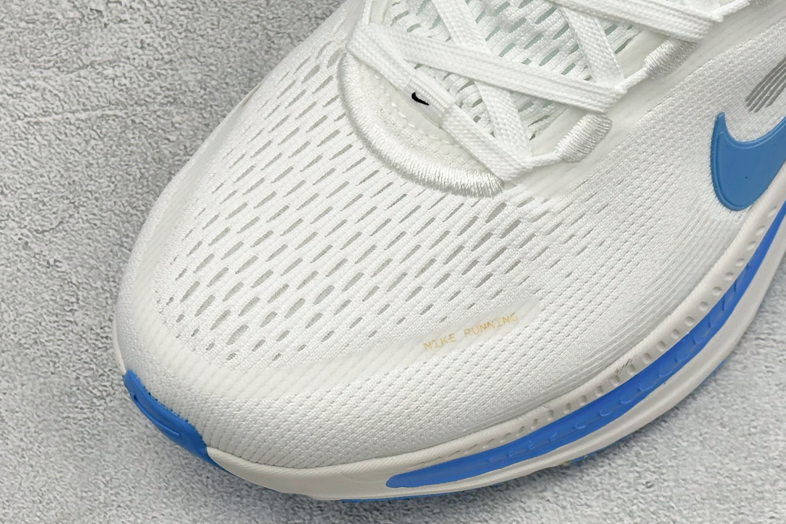 Nike Vomero 18 登月减震回弹 织物材质 耐磨防滑舒适跑步鞋货号：DM6868-001尺码：