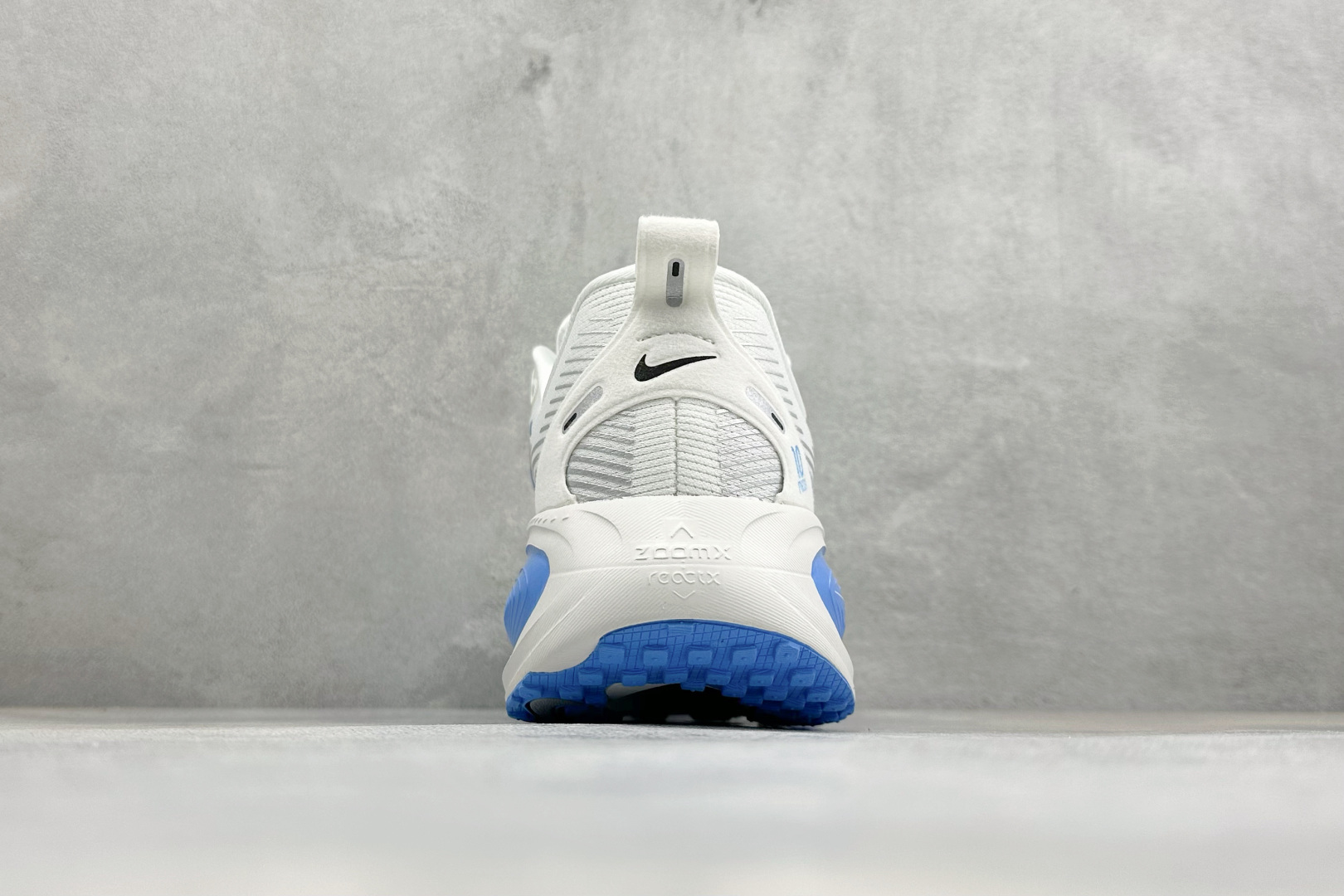 Nike Vomero 18 登月减震回弹 织物材质 耐磨防滑舒适跑步鞋货号：DM6868-001尺码：