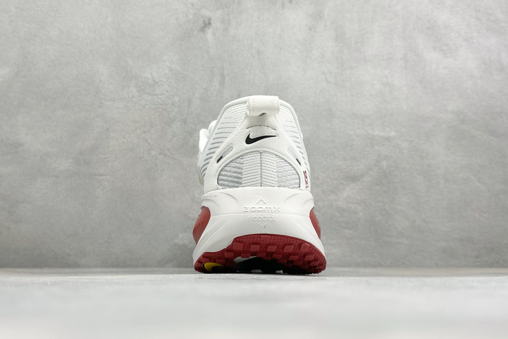 Nike Vomero 18 登月减震回弹 织物材质 耐磨防滑舒适跑步鞋货号：DM6868-002尺码：