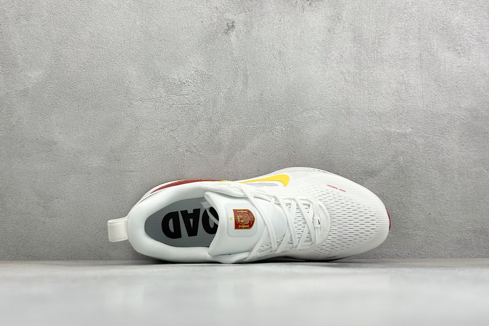 Nike Vomero 18 登月减震回弹 织物材质 耐磨防滑舒适跑步鞋货号：DM6868-002尺码：