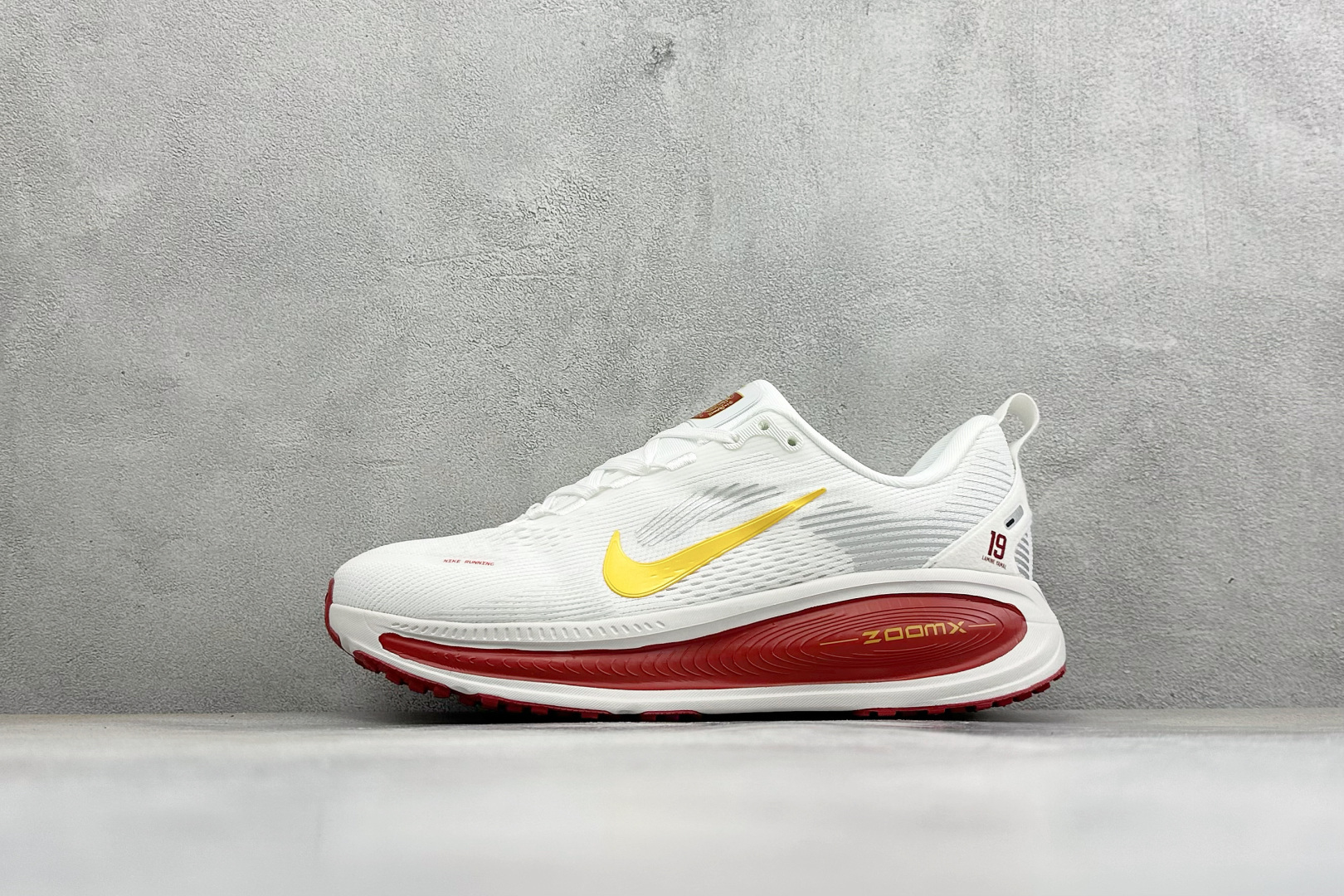 Nike Vomero 18 登月减震回弹 织物材质 耐磨防滑舒适跑步鞋货号：DM6868-002尺码：