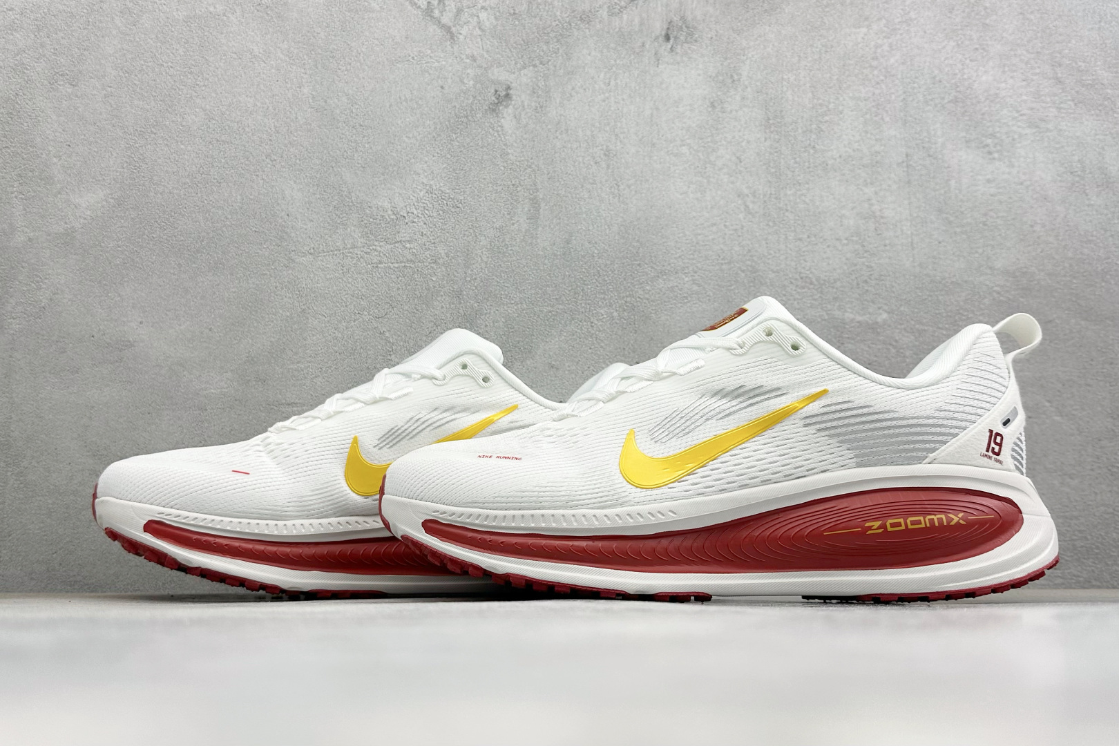 Nike Vomero 18 登月减震回弹 织物材质 耐磨防滑舒适跑步鞋货号：DM6868-002尺码：