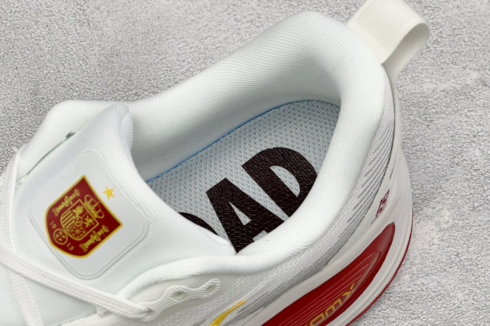 Nike Vomero 18 登月减震回弹 织物材质 耐磨防滑舒适跑步鞋货号：DM6868-002尺码：