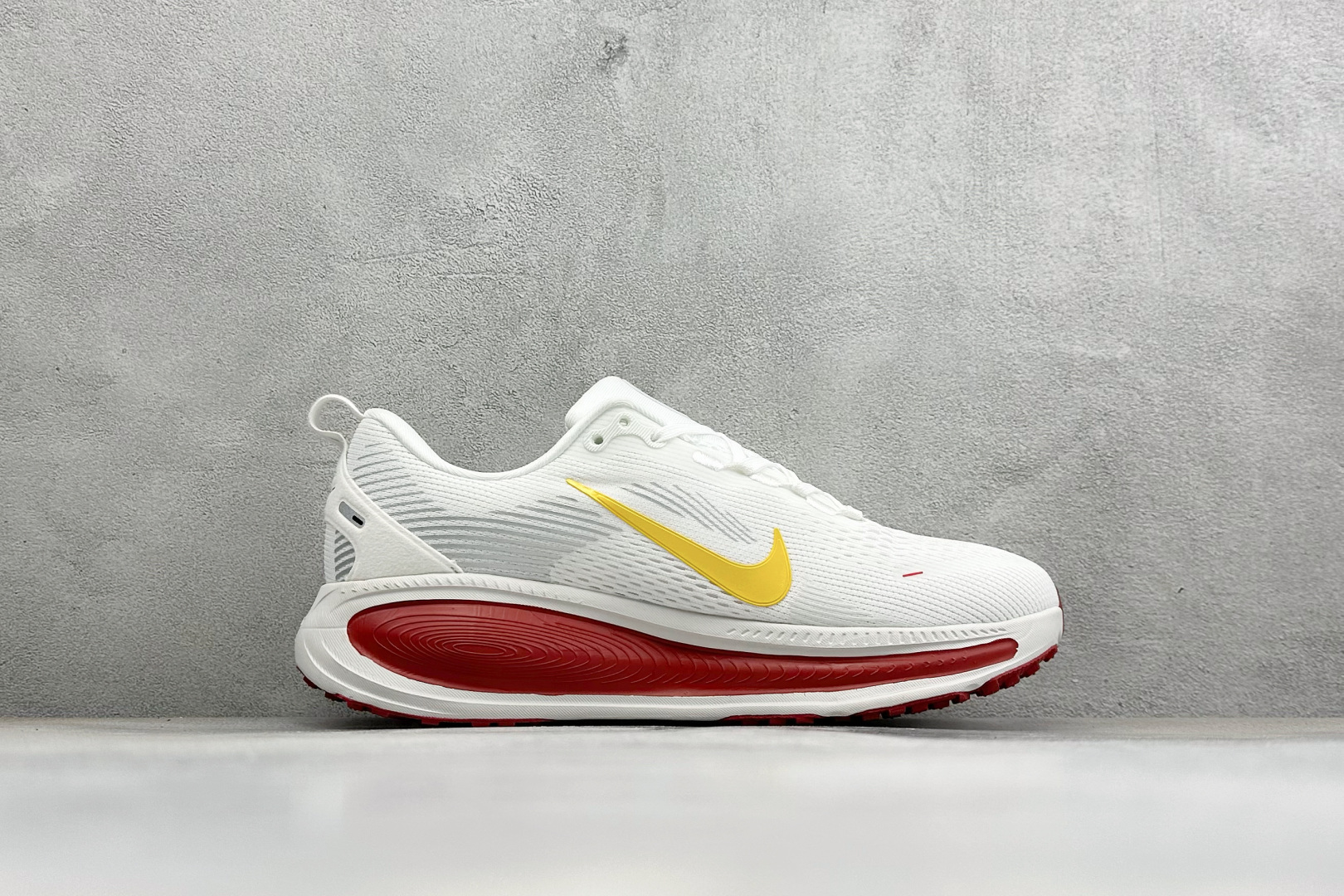 Nike Vomero 18 登月减震回弹 织物材质 耐磨防滑舒适跑步鞋货号：DM6868-002尺码：