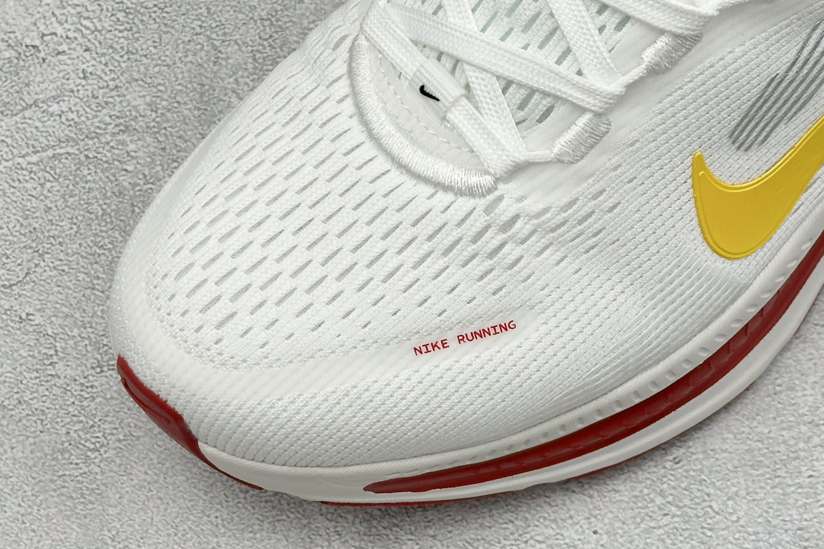 Nike Vomero 18 登月减震回弹 织物材质 耐磨防滑舒适跑步鞋货号：DM6868-002尺码：