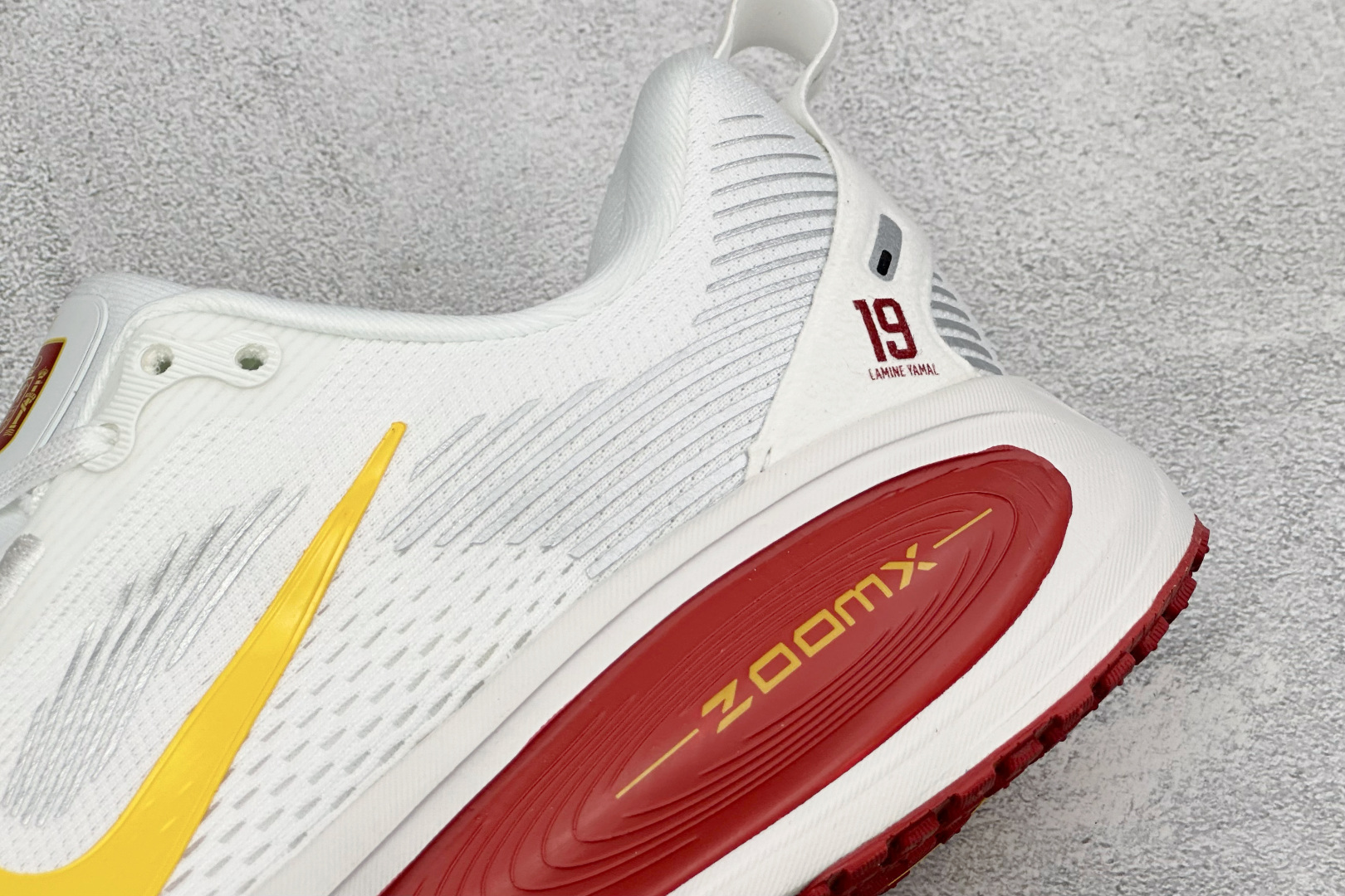 Nike Vomero 18 登月减震回弹 织物材质 耐磨防滑舒适跑步鞋货号：DM6868-002尺码：