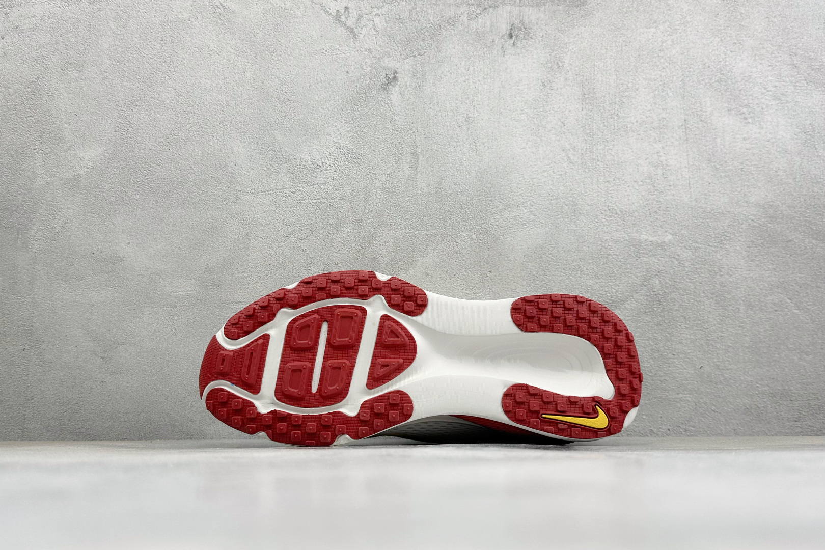 Nike Vomero 18 登月减震回弹 织物材质 耐磨防滑舒适跑步鞋货号：DM6868-002尺码：