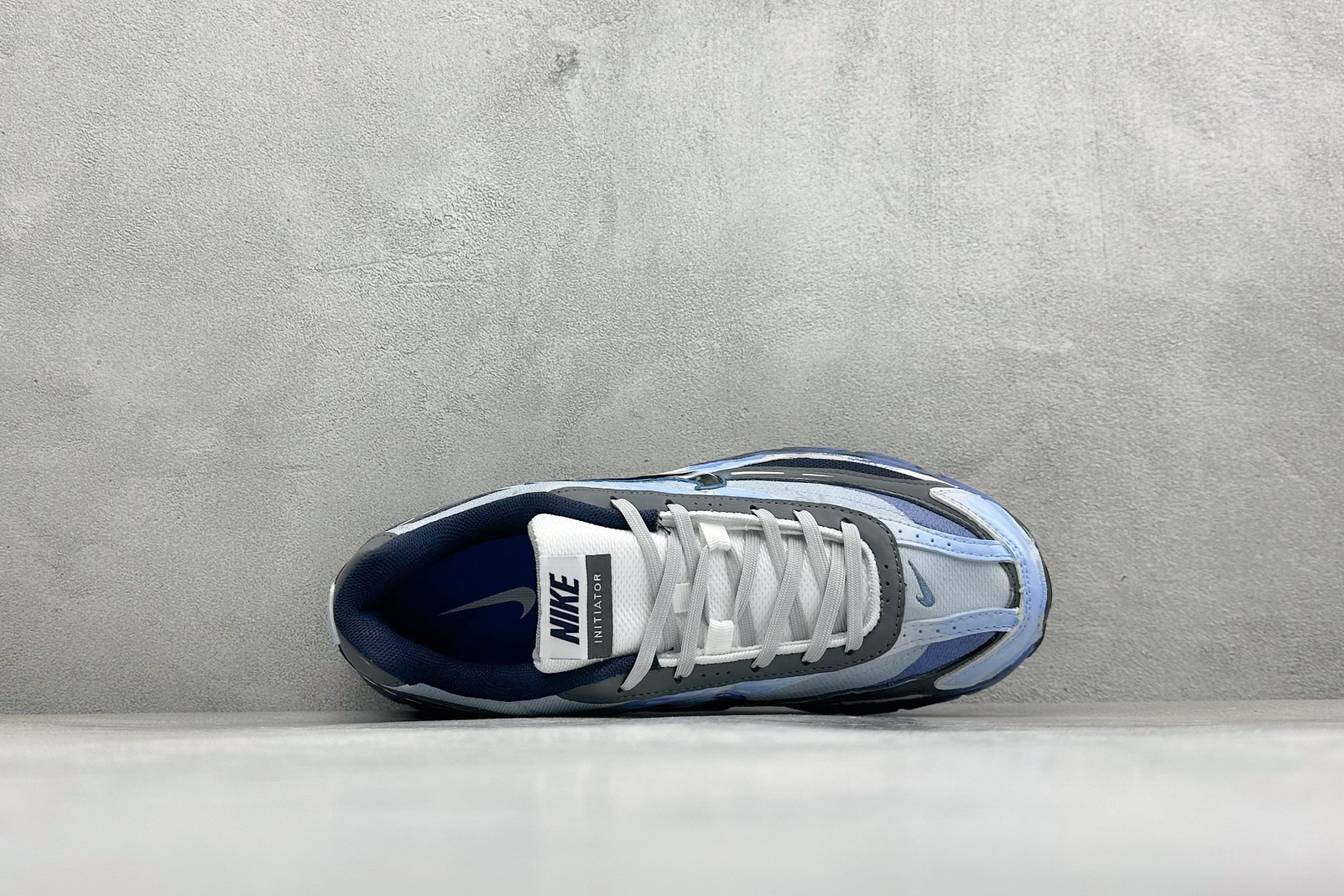 NIKE INITIATOR创始者系列复古休闲运动舒适跑鞋 采用透气网眼鞋面和支撑覆盖层,自然运动设计的Phlyon中底 NIKE INITIATOR创始者系列复古休闲运动舒适跑鞋 采用透气网眼鞋面和支撑覆盖层,自然运动设计的Phlyon中底