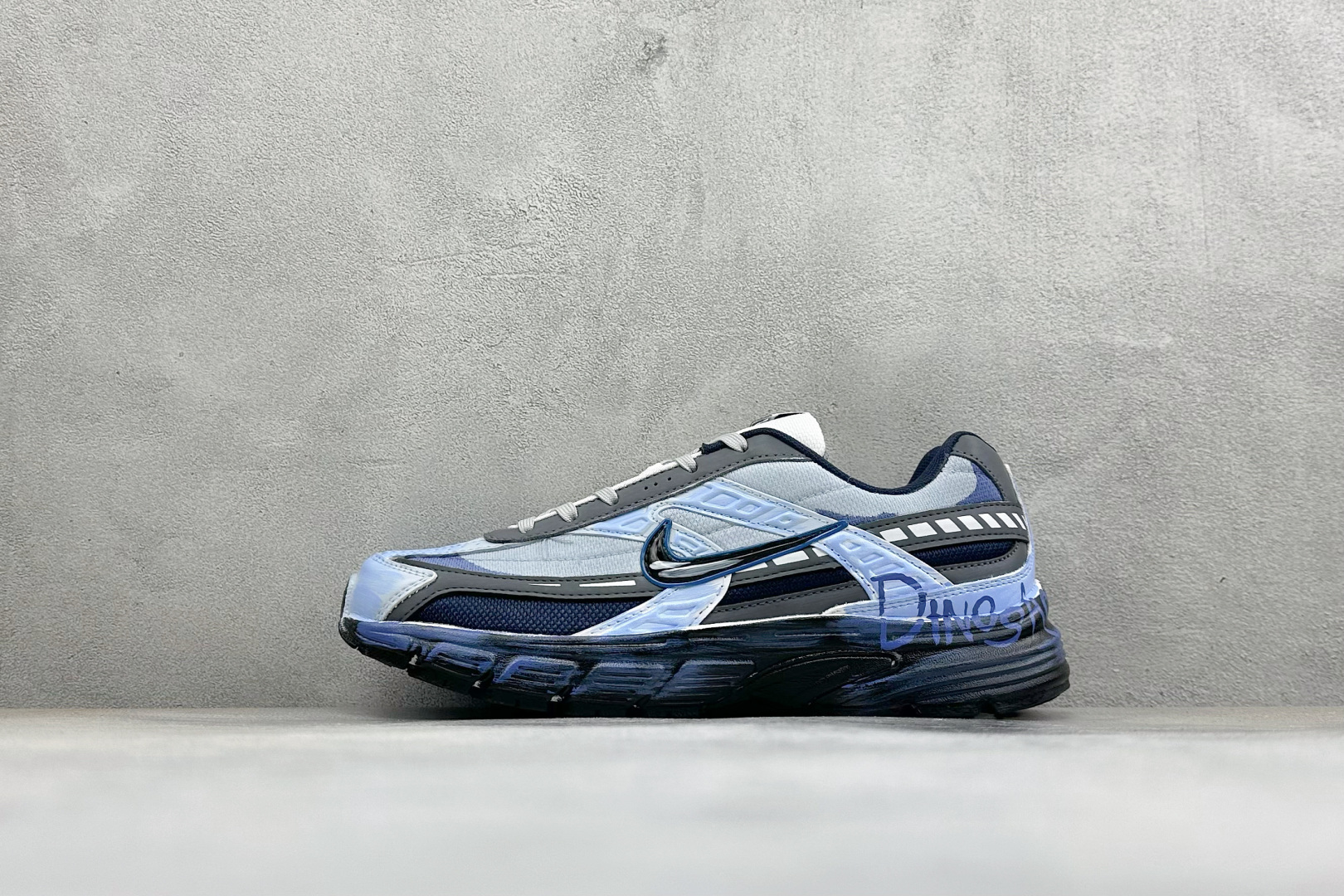 NIKE INITIATOR创始者系列复古休闲运动舒适跑鞋 采用透气网眼鞋面和支撑覆盖层,自然运动设计的Phlyon中底 NIKE INITIATOR创始者系列复古休闲运动舒适跑鞋 采用透气网眼鞋面和支撑覆盖层,自然运动设计的Phlyon中底
