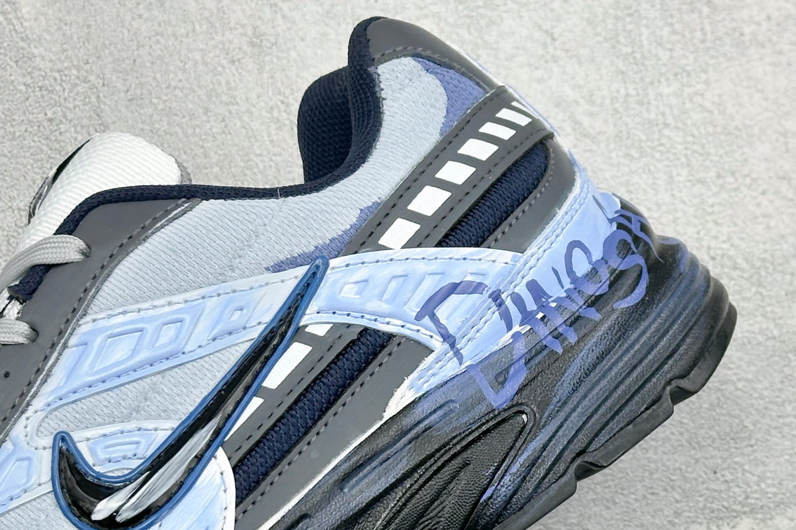NIKE INITIATOR创始者系列复古休闲运动舒适跑鞋 采用透气网眼鞋面和支撑覆盖层,自然运动设计的Phlyon中底 NIKE INITIATOR创始者系列复古休闲运动舒适跑鞋 采用透气网眼鞋面和支撑覆盖层,自然运动设计的Phlyon中底
