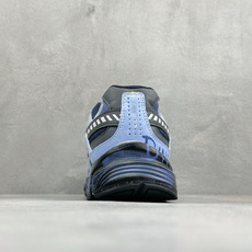 NIKE INITIATOR创始者系列复古休闲运动舒适跑鞋 采用透气网眼鞋面和支撑覆盖层,自然运动设计的Phlyon中底 NIKE INITIATOR创始者系列复古休闲运动舒适跑鞋 采用透气网眼鞋面和支撑覆盖层,自然运动设计的Phlyon中底