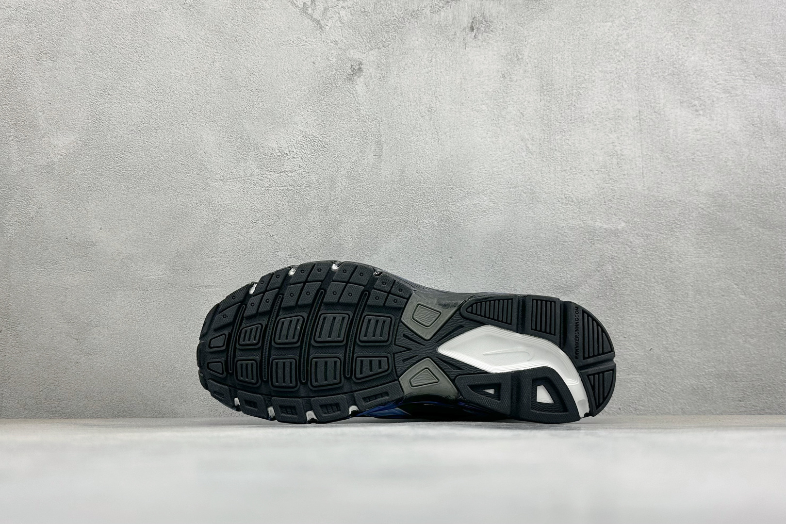 NIKE INITIATOR创始者系列复古休闲运动舒适跑鞋 采用透气网眼鞋面和支撑覆盖层,自然运动设计的Phlyon中底 NIKE INITIATOR创始者系列复古休闲运动舒适跑鞋 采用透气网眼鞋面和支撑覆盖层,自然运动设计的Phlyon中底