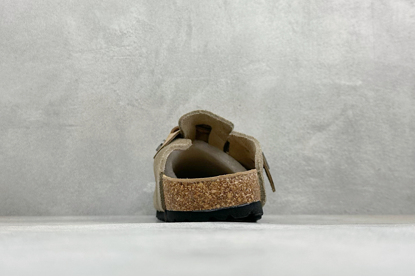 德国百年知名鞋履品牌·博肯 Birkenstock 半拖 采用质地柔软牛皮绒面革植入 羊羔毛鞋垫和里衬材质 中底搭载缓震 德国百年知名鞋履品牌·博肯 Birkenstock 半拖 采用质地柔软牛皮绒面革植入 羊羔毛鞋垫和里衬材质 中底搭载缓震