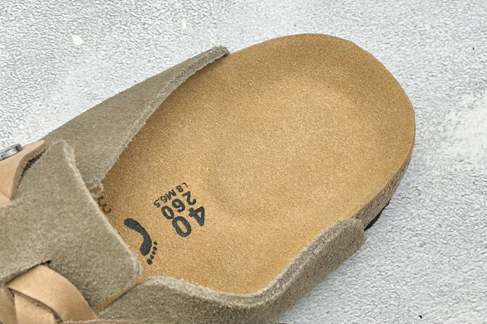 德国百年知名鞋履品牌·博肯 Birkenstock 半拖 采用质地柔软牛皮绒面革植入 羊羔毛鞋垫和里衬材质 中底搭载缓震 德国百年知名鞋履品牌·博肯 Birkenstock 半拖 采用质地柔软牛皮绒面革植入 羊羔毛鞋垫和里衬材质 中底搭载缓震