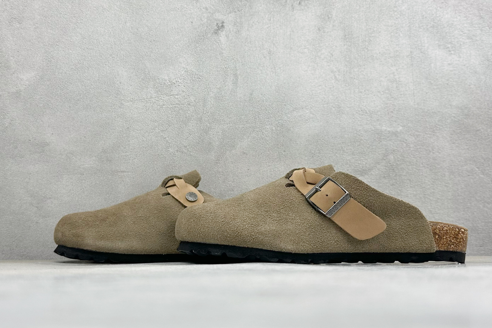 德国百年知名鞋履品牌·博肯 Birkenstock 半拖 采用质地柔软牛皮绒面革植入 羊羔毛鞋垫和里衬材质 中底搭载缓震 德国百年知名鞋履品牌·博肯 Birkenstock 半拖 采用质地柔软牛皮绒面革植入 羊羔毛鞋垫和里衬材质 中底搭载缓震