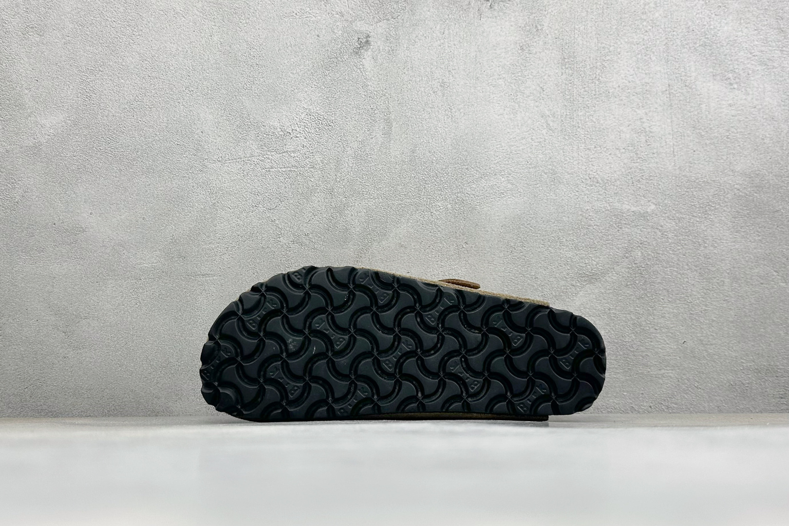 德国百年知名鞋履品牌·博肯 Birkenstock 半拖 采用质地柔软牛皮绒面革植入 羊羔毛鞋垫和里衬材质 中底搭载缓震 德国百年知名鞋履品牌·博肯 Birkenstock 半拖 采用质地柔软牛皮绒面革植入 羊羔毛鞋垫和里衬材质 中底搭载缓震