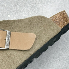德国百年知名鞋履品牌·博肯 Birkenstock 半拖 采用质地柔软牛皮绒面革植入 羊羔毛鞋垫和里衬材质 中底搭载缓震 德国百年知名鞋履品牌·博肯 Birkenstock 半拖 采用质地柔软牛皮绒面革植入 羊羔毛鞋垫和里衬材质 中底搭载缓震