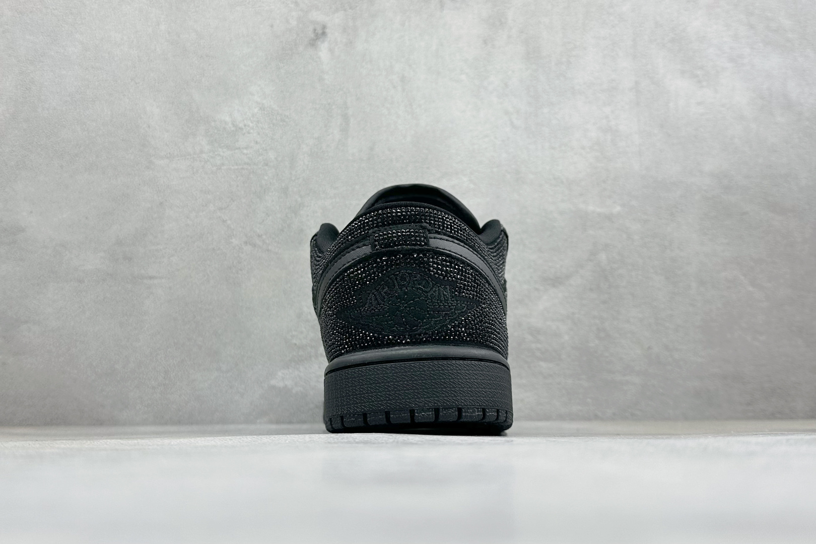 暗夜满钻 奢华出圈 AIR JORDAN 1，整鞋满铺精致闪钻面料，暗光下自带细腻光泽，纯黑哑光Swoosh勾简约大气，