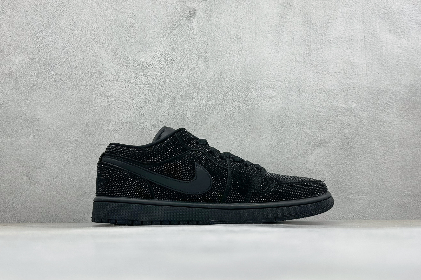 暗夜满钻 奢华出圈 AIR JORDAN 1，整鞋满铺精致闪钻面料，暗光下自带细腻光泽，纯黑哑光Swoosh勾简约大气，