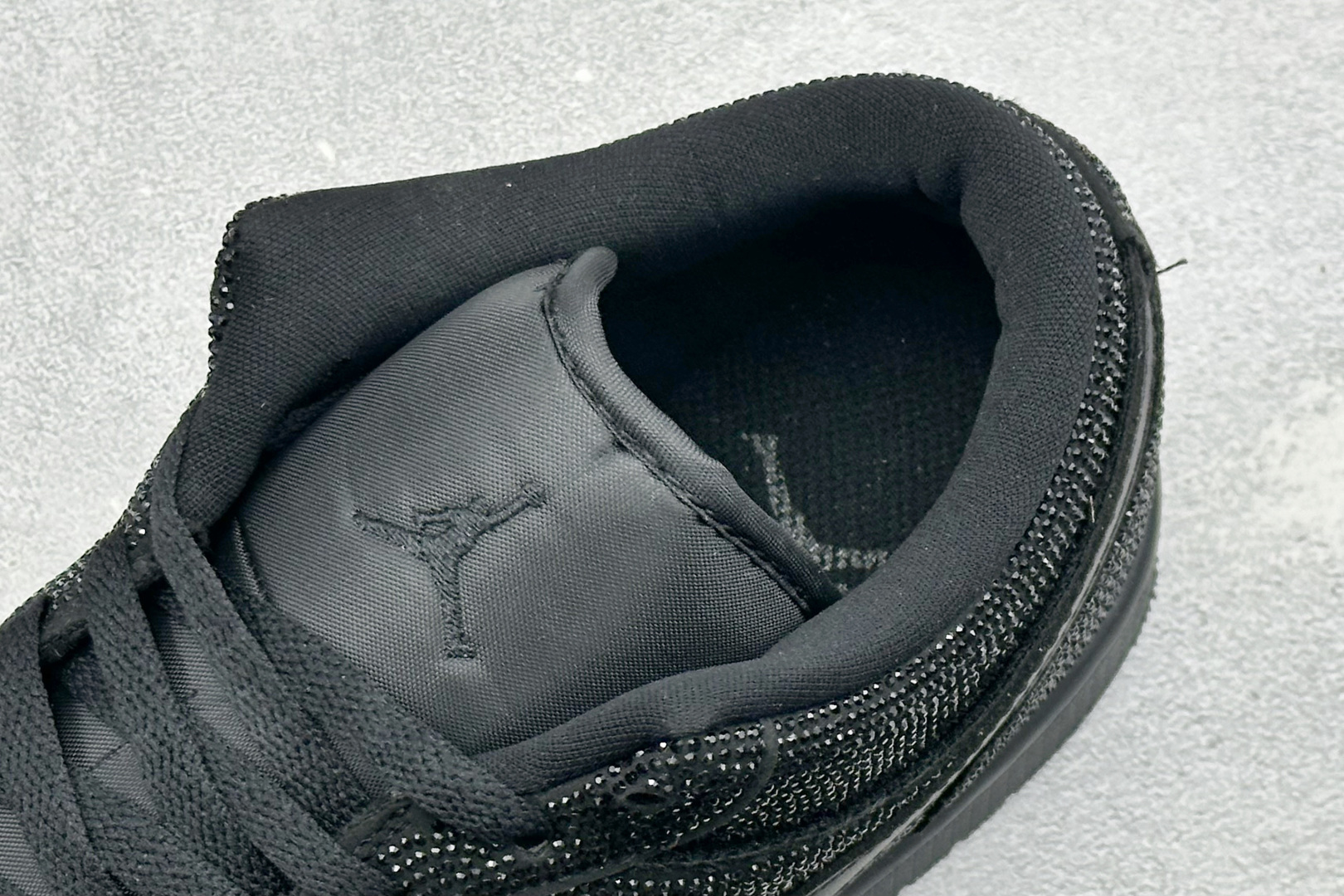 暗夜满钻 奢华出圈 AIR JORDAN 1，整鞋满铺精致闪钻面料，暗光下自带细腻光泽，纯黑哑光Swoosh勾简约大气，